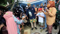 Didampingi Bupati Serang Ratu Tatu Chasanah (kanan), Sandiaga memberikan bantuan modal Rp 3 juta secara langsung kepada emak-emak pelaku UMKM emping.