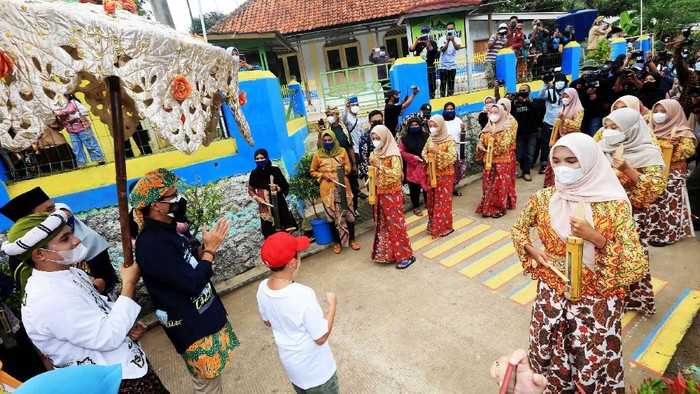 Sandiaga Kunjungi Desa Wisata Cikolelet Serang Menteri Pariwisata dan Ekonomi Kreatif Sandiaga Uno mengunjungi Desa Wisata Cikolelet di Kecamatan Cinangka, Serang, Banten. Sandi disambut beragam budaya daerah tersebut.