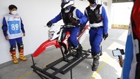 Para peserta diwajibkan menggunakan perlengkapan safety khusus sirkuit offroad. Selain itu, pihak instruktur AHM Safety Riding Park juga membekali para peserta dengan materi seputar teknik mengendarai motor trail. Foto: Dok. Astra Honda Motor (AHM)