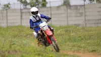 Di sirkuit offroad yang telah ditumbuhi rerumputan ini peserta bisa melakukan berbagai macam latihan, mulai dari cara bermanuver, cara menyeimbangkan motor, cara mengerem motor, hingga cara jumping (lompat) menggunakan motor trail secara aman. Foto: Dok. Astra Honda Motor (AHM)
