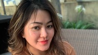 Penampilan Sherrin Tharia yang bikin pangling. Ia juga tampil dengan rambut dicat. Foto: dok instagram Stharia