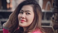Sherrin Tharia juga memperlihatkan berbagai pose dengan gaya maksimal di Instagram. Foto: dok instagram Stharia