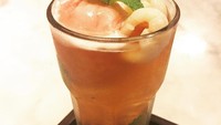 Segelas lychee tea jadi pilihan pelepas dahaga. Apalagi ditambah es krim sebagai topping. Sluurp! Foto: instagram @stharia
