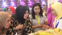 Menghadiri acara lomba masak serba ikan, Sherrin tampak serius mengamati masakan para peserta lomba. Kali ini ada buah segar yang dihias dengan bentuk ikan.kelihatan menarik dan lezat.  Foto: instagram @stharia