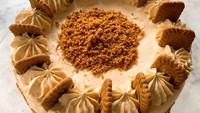 Sebuah cake dengan topping Lotus Biscoff menjadi kue untuk merayakan ulang tahun anaknya. Menurut Sherrin, kue ini favorit sang putra. Yummy! Foto: instagram @stharia