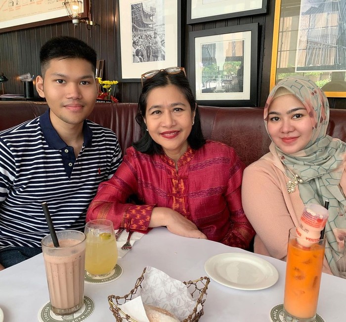 Sherrin Tharia Putuskan Lepas Hijab, Ini Pose Asyiknya Hangout di Kafe
