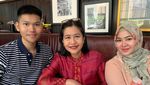 Sherrin Tharia Putuskan Lepas Hijab, Ini Pose Asyiknya Hangout di Kafe