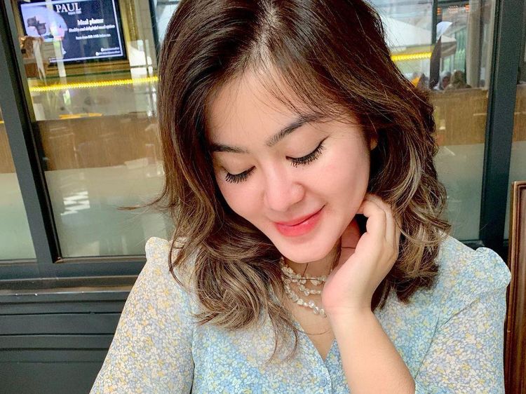 Sherrin Tharia Putuskan Lepas Hijab, Ini Pose Asyiknya Hangout di Kafe