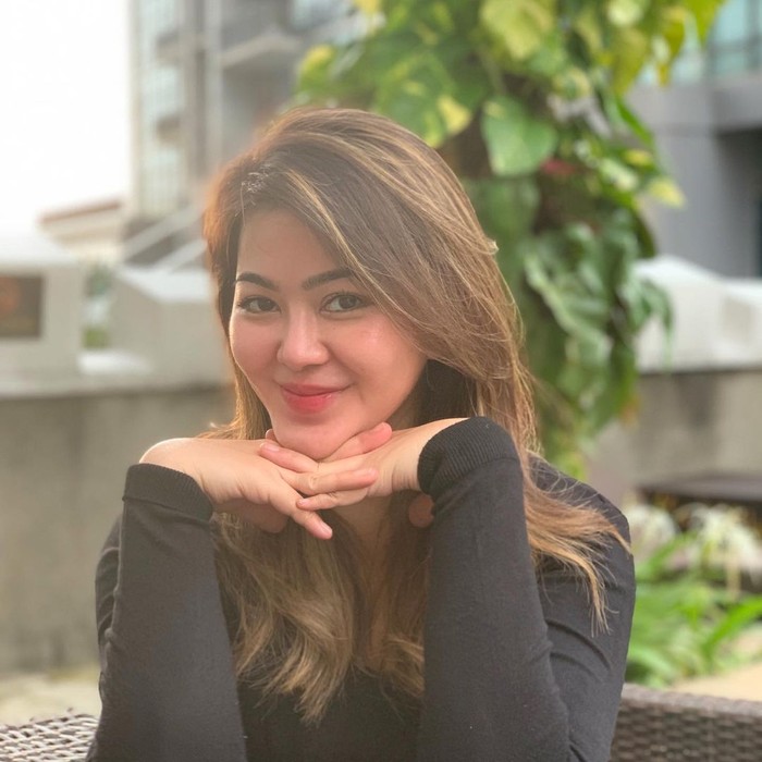 Sherrin Tharia Putuskan Lepas Hijab, Ini Pose Asyiknya Hangout di Kafe