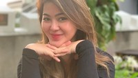 Sherrin menikahi dengan Zumi Zola pada 2012 dan memilih berpisah pada 2020. Kini ia hadir dengan penampilan baru karena memilih melepas hijab yang setiap hari ia kenakan.  Foto: instagram @stharia