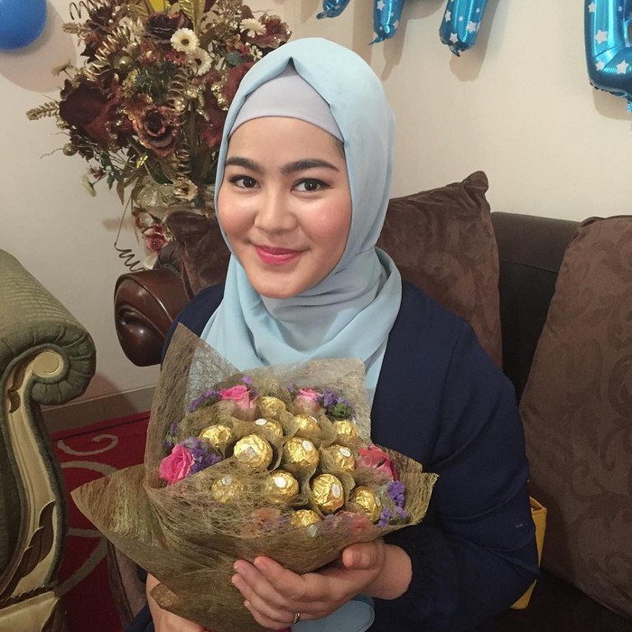 Sherrin Tharia Putuskan Lepas Hijab, Ini Pose Asyiknya Hangout di Kafe