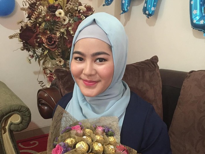 Sherrin Tharia Putuskan Lepas Hijab, Ini Pose Asyiknya Hangout di Kafe