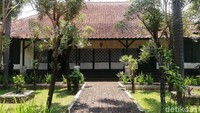 Rumah tersebut berada di Lingkungan Karaton Sumedang Larang atau Komplek Museum Prabu Geusan Ulun, Kabupaten Sumedang.