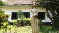 Di kawasan ini terdapat Patung Dewi Nawang Wulan, istri dari Prabu Aji Putih pendiri Kerajaan Tembong Agung atau Cikal Bakal Kerajaan Sumedang Larang.