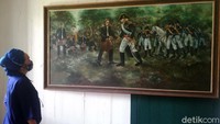 Di dalam ruangan terdapat sebuah lukisan yang menggambarkan momen saat Pengeran Kornel bertemu Daendels di Cadas Pangeran, Sumedang. 