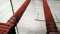 Pilar penyangga yang ada di tengah ruangan rumah Pengeran Sugih.