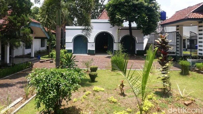 Bumi Kaler adalah rumah peninggalan Bupati Sumedang terkaya Pengeran Sugih. Rumah itu dulunya sebagai tempat tinggal beliau bersama 4 Permaisuri dari 31 istri yang dimilikinya.
