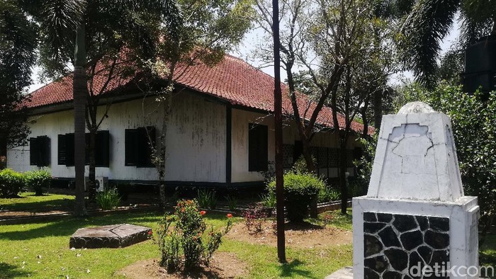Bumi Kaler adalah rumah peninggalan Bupati Sumedang terkaya Pengeran Sugih. Rumah itu dulunya sebagai tempat tinggal beliau bersama 4 Permaisuri dari 31 istri yang dimilikinya.