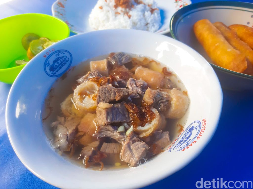 Jualan di Pinggir Kali, Soto Mang Bonin Beromzet Rp 5 Juta Per Hari