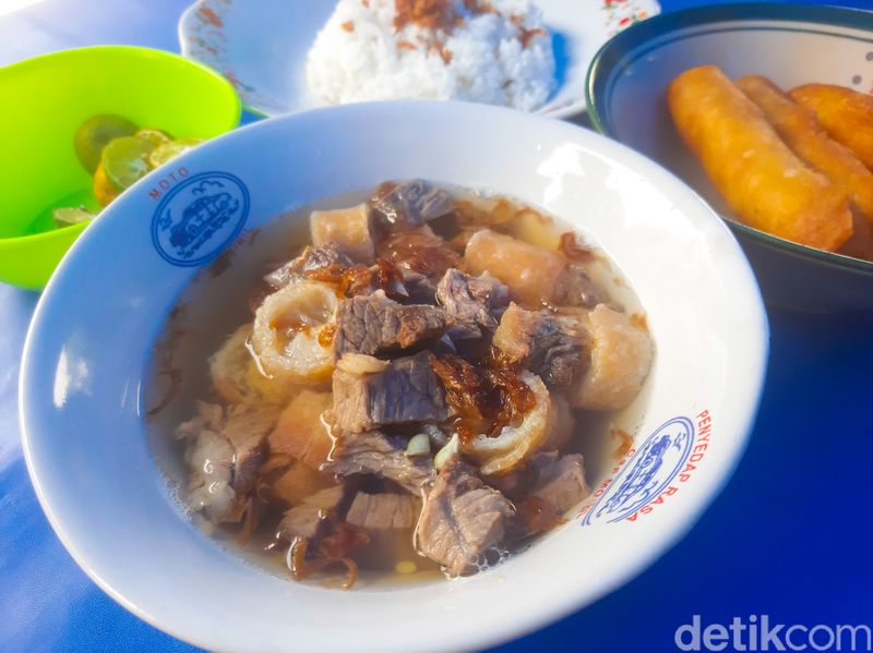 Jualan di Pinggir Kali, Soto Mang Bonin Beromzet Rp 5 Juta Per Hari