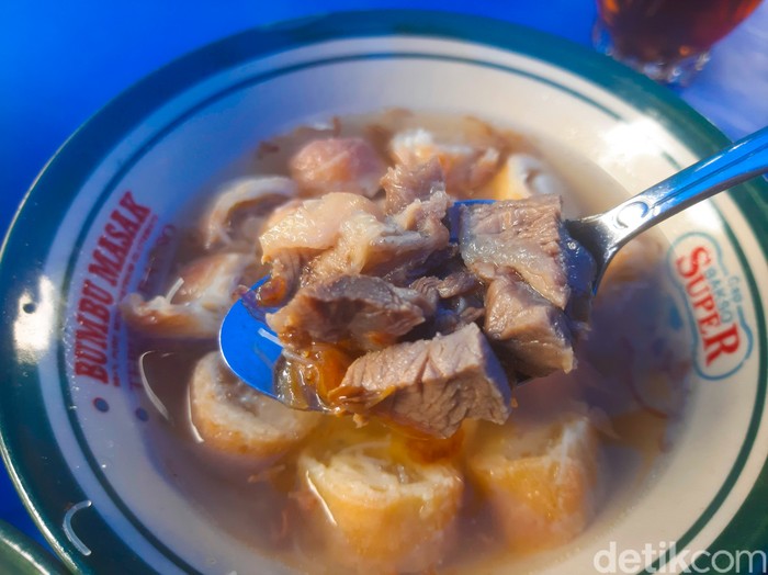 Soto Mang Bonin Jualan di Pinggir Kali, Soto Mang Bonin Beromzet Rp 5 Juta Per Hari
