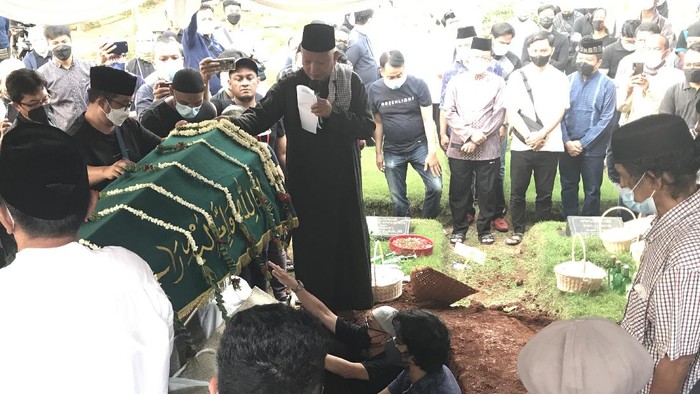 Suasana Haru Iringi Pemakaman Dirut Transjakarta di TPU Pondok Ranggon