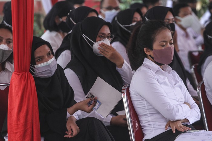Peserta menunggu dimulainya tes Calon Aparatur Sipil Negara (CASN) di Balai Rakyat, Depok, Jawa Barat, Minggu (3/10/2021). Badan Kepegawaian dan Pengembangan Sumber Daya Manusia (BKPSDM) mencatat sebanyak 3.131 peserta mengikuti tes Seleksi Kompetensi Dasar (SKD) Calon Aparatur Sipil Negara (ASN) tahun 2021 di Kota Depok dengan kebutuhan ASN di wilayah tersebut hanya 182 formasi. ANTARA FOTO/Asprilla Dwi Adha/rwa.