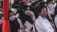 Peserta menunggu untuk memasuki area tes Calon Aparatur Sipil Negara (CASN) di Balai Rakyat, Depok, Jawa Barat, Minggu (3/10/2021).