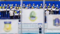 Gubernur Jawa Barat Ridwan Kamil (keenam kanan) beserta istri mendampingi tim polo air putra Jawa Barat saat penyerahan medali Polo Air Putra PON Papua di Stadion Akuatik, Kampung Harapan, Kabupaten Jayapura, Papua, Minggu (3/10/2021).