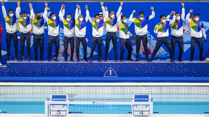 TIM POLO AIR PUTRA JAWA BARAT RAIH MEDALI EMAS Gubernur Jawa Barat Ridwan Kamil (keenam kanan) beserta istri mendampingi tim polo air putra Jawa Barat saat penyerahan medali Polo Air Putra PON Papua di Stadion Akuatik, Kampung Harapan, Kabupaten Jayapura, Papua, Minggu (3/10/2021). Tim polo air putra Jawa Barat berhasil menyumbang medali emas setelah mengalahkan tim polo air putra DKI Jakarta dengan skor 8-5. ANTARA FOTO/M Agung Rajasa/YU