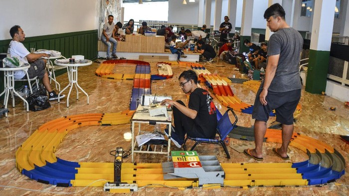 Anggota Komunitas Tamiya Tasikmalaya (KTT) mengikuti latihan bersama di Kafe Ruang Ide, Kota Tasikmalaya, Jawa Barat, Minggu (3/10/2021). Di masa pandemi COVID-19 balapan Mini 4WD atau Tamiya kembali tren dan dimainkan oleh berbagai kalangan anak hingga remaja. ANTARA FOTO/Adeng Bustomi/hp.