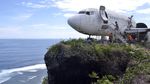 Wih, Ada Pesawat Boeing Mejeng di Tebing Pantai Bali