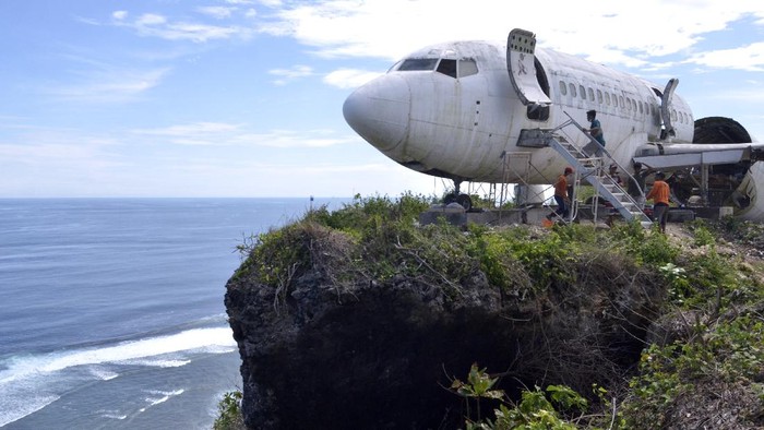 Wih, Ada Pesawat Boeing Mejeng di Tebing Pantai Bali Foto udara aktivitas pengerjaan perakitan badan pesawat bekas di kawasan Pantai Nyang-Nyang, Badung, Bali, Minggu (12/9/2021). Badan pesawat udara bekas tersebut dirakit menjadi menjadi vila untuk akomodasi wisata berkonsep