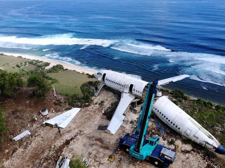 Wih, Ada Pesawat Boeing Mejeng di Tebing Pantai Bali