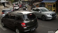 Kendaraan yang melintas didominasi oleh kendaraan dengan pelat nomor luar kota Bandung.