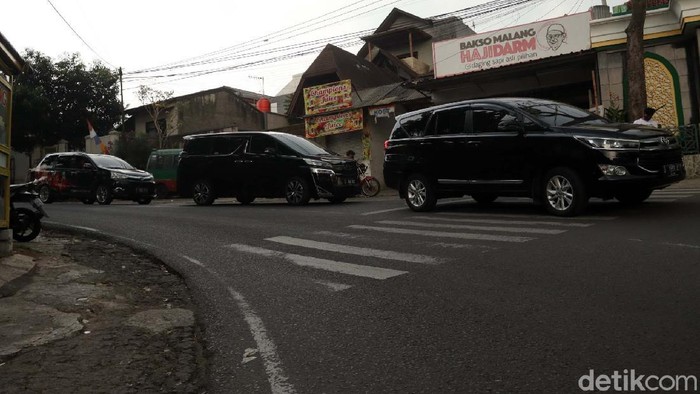 Wisatawan Tinggalkan Dago Bandung, Arus Lalin Padat Merayap Wisatawan mulai meninggalkan Kawasan Dago Kota dan Kabupaten Bandung. Akibatnya arus lalu lintas di Jalan Ir H Djuanda padat merayap, Senin (3/10) sore.