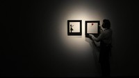 Seni ini merupakan karya dari seniman grafiti Inggris Banksy.  