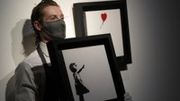 Karya seni berjudul Girl and Ballon dalam dua bagian ini sudah terkenal di berbagai negara.  