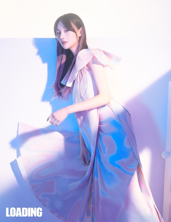 Setelah skandal sewa rahim ini, Zheng Shuang dilaporkan diberhentikan kontraknya sebagai salah satu brand ambassador Prada. Padahal pemain LOVE O2O tersebut baru saja diumumkan sebagai modelnya beberapa hari sebelumnya. Foto: Dok. Facebook Zheng Shuang Philippines