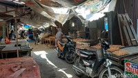 Sementara itu, Ketua Persatuan Pedagang Cik Puan Pekanbaru, Sutan Sarmuni Sikumbang, mengatakan Pasar Cik Puan merupakan salah satu ikon Pekanbaru. Dia berharap proyek pembangunan Pasar Cik Puan dilanjutkan hingga tuntas. Sutan mengatakan ada sekitar 1.000 orang pedagang yang terdampak proyek mangkak tersebut. Ribuan pedagang itu harus berjualan di lapak sementara dan tidak tahu kapan akan direlokasi ke gedung baru.