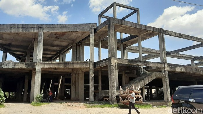 Pembangunan Pasar Cik Puan Pekanbaru mangkrak sejak dibangun pada 2009-2010 lalu. Kondisi pasar itu pun kini tampak memprihatinkan. Berikut potretnya.