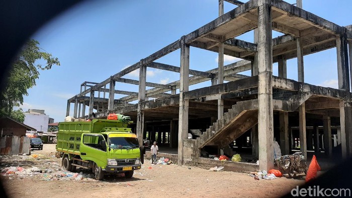 10 Tahun Mangkrak, Kondisi Pasar Cik Puan Pekanbaru Memprihatinkan Pembangunan Pasar Cik Puan Pekanbaru mangkrak sejak dibangun pada 2009-2010 lalu. Kondisi pasar itu pun kini tampak memprihatinkan. Berikut potretnya.