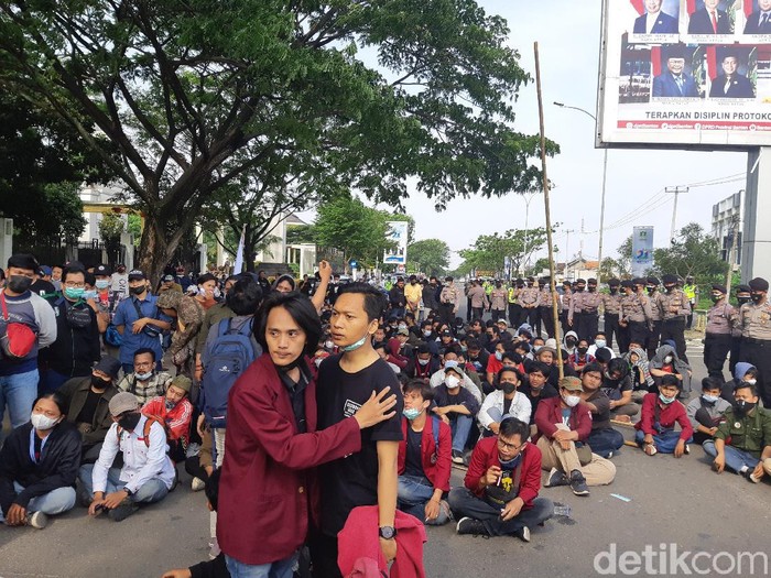 21 tahun Banten, mahasiswa turun ke jalan menyampaikan tuntutan
