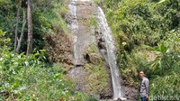 Wisatawan bisa bebas datang karena belum ada tarif untuk masuk ke destinasi wisata tersebut. Salah satu wisatawan bernama Hamdani mengaku senang bisa datang ke air terjun pengantin itu. (Dian Utoro Aji/detikTravel)