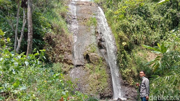 Wisatawan bisa bebas datang karena belum ada tarif untuk masuk ke destinasi wisata tersebut. Salah satu wisatawan bernama Hamdani mengaku senang bisa datang ke air terjun pengantin itu. (Dian Utoro Aji/detikTravel) Wisatawan bisa bebas datang karena belum ada tarif untuk masuk ke destinasi wisata tersebut. Salah satu wisatawan bernama Hamdani mengaku senang bisa datang ke air terjun pengantin itu. (Dian Utoro Aji/detikTravel)