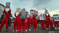 Mereka mengenakan baju warna merah lengkap dengan topeng ala Money Heist.