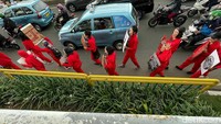 Terinspirasi dari serial populer Netflix, Money Heist, sejumlah aktivis menuju Gedung Parlemen DPR Ri, Jakarta.