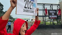 Aksi ini merupakan bagian dari aksi massa serentak dalan rangka pekan perlawanan. Momentum ini bermula dari penolakan terhadap UU KPK yang dianggap merupakan perlemahan terhadap institusi korupsi.