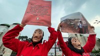 Massa membentangkan berbagai poster.