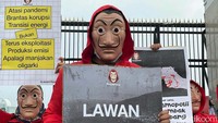 Sejumlah aktivis yang menamai diri mereka People Heist, melakukan aksi teatrikal di depan gedung DPR RI, Jakarta, Senin (04/10/2021). Mereka menggunakan topeng berwajah seniman Spanyol, Salvador Dali. Topeng ini digunakan dalam serial drama perampokan Money Heist yang populer di Netflix.